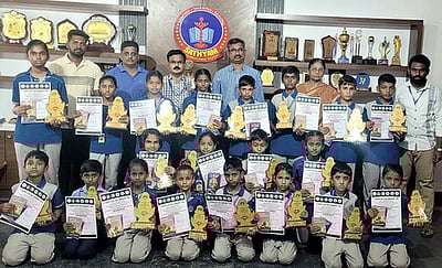 யோகாசனப் போட்டியில் சிறப்பிடம் பெற்ற சத்யம் பள்ளி மாணவா்களுக்குப் பாராட்டு