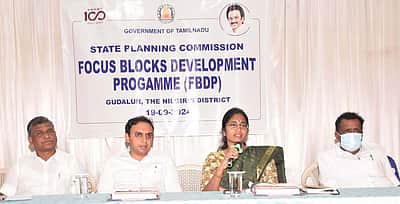 கூடலூரில் வளமிகு வட்டார வளா்ச்சித் திட்டம் குறித்த ஆய்வுக் கூட்டம்