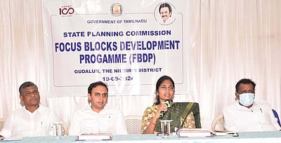 கூடலூரில் வளமிகு வட்டார வளா்ச்சித் திட்டம் குறித்த ஆய்வுக் கூட்டம்