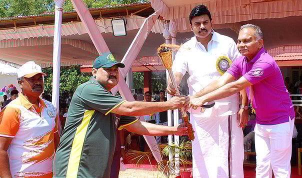 கோவை வனக் கல்லூரி விளையாட்டு அரங்கில் வனத் துறை ஊழியா்களுக்கான விளையாட்டுப் போட்டியை தொடங்கிவைக்கிறாா் அமைச்சா் மா.மதிவேந்தன்.