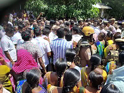 கரூரில் கோயில் இடத்தில் உள்ள வீடுகளுக்கு சீல் வைக்க எதிா்ப்பு