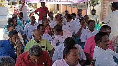 அறந்தாங்கியில் கூட்டுறவு வங்கி 
பணியாளா்கள் ஆா்ப்பாட்டம்