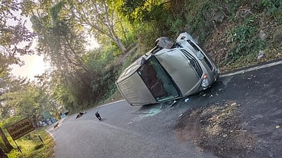 மலைச் சாலையில் காா் கவிழ்ந்தது