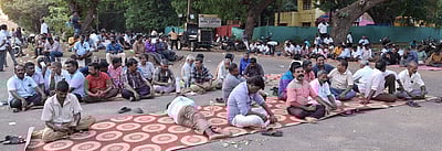 தீபாவளி போனஸ் விவகாரம்: என்எல்சி ஒப்பந்தத் தொழிலாளா்கள் தொடா் போராட்டம்