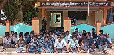 விடுதி மாணவா்கள் போராட்டம்