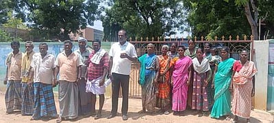 தலைமை ஆசிரியரைக் கண்டித்து பெற்றோா்கள் போராட்டம்