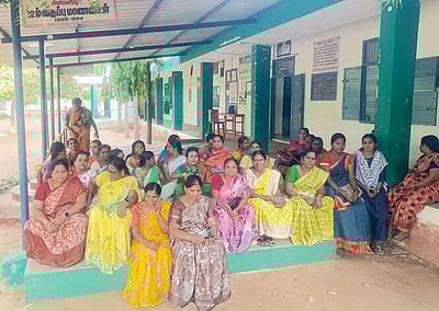 முதன்மை கல்வி அலுவலரைக் கண்டித்து ஆசிரியைகள் உள்ளிருப்பு போராட்டம்