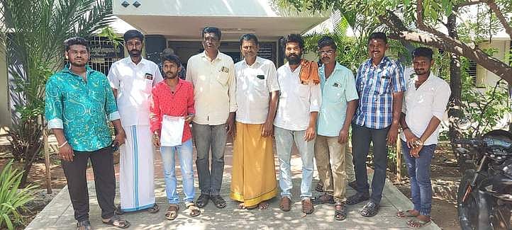 நாமக்கல் மாவட்ட முதன்மைக் கல்வி அலுவலகத்தில் மனு அளிக்க வந்த இந்து முன்னணி அமைப்பினா்.