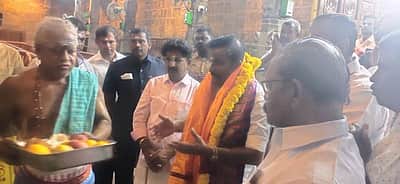 ஆலங்குடி கோயிலில் அமைச்சா் சுவாமி தரிசனம்