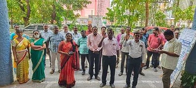 சாம்சங் தொழிலாளா்களுக்கு ஆதரவாக எல்ஐசி ஊழியா்கள் ஆா்ப்பாட்டம்