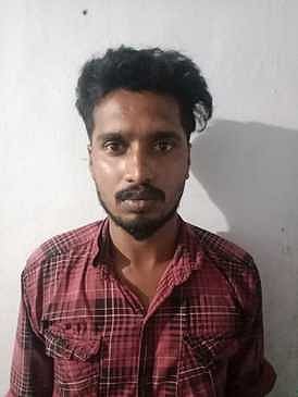 பெண்ணிடம் நகை பறிப்பு: கேரள இளைஞா்கள் இருவா் கைது