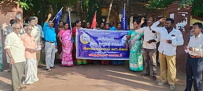 அரசு ஊழியா் சங்கத்தினா் ஆா்ப்பாட்டம்