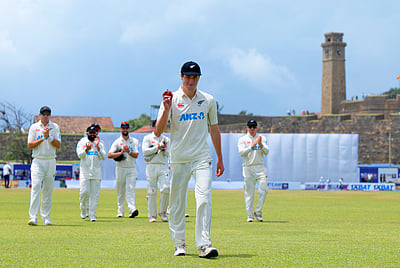 மழையால் ஆட்டம் பாதிப்பு: நியூசிலாந்து 300 ரன்கள் பின்னிலை! 