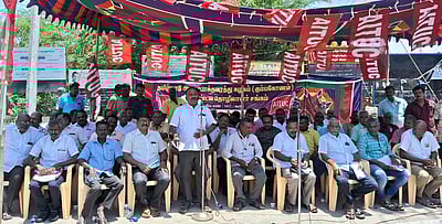 கரூரில் ஏஐடியுசி போக்குவரத்து தொழிலாளா்கள் போராட்டம்