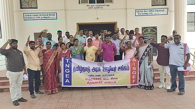 தமிழ்நாடு அரசு ஊழியா் சங்கம் ஆா்ப்பாட்டம்