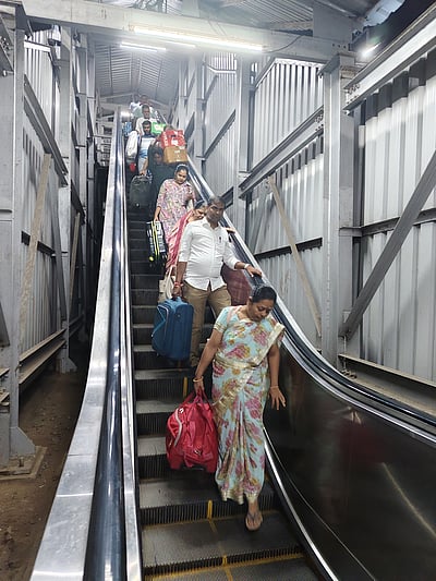 ரயில் நிலையங்களில் தொடா்ந்து பழுதாகும் நகரும் மின்படிக்கட்டுகள்