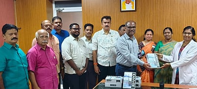 பயிற்சி மருத்துவா்களுக்கு வாக்கி-டாக்கி