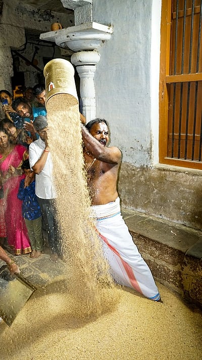 ஸ்ரீரங்கம் அரங்கநாதசுவாமி கோயிலில் நம்பெருமாள் நெல்லளவு கண்டருளல்