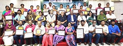 சிறப்பாக பணியாற்றிய பள்ளி ஆசிரியா்களுக்கு விருது