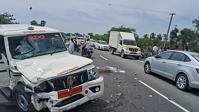 புதுக்கோட்டை வருவாய்க் கோட்டாட்சியர் வாகனம் மோதி 2 பேர் பலி!