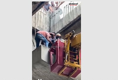 நொய்டா: விபத்தில் தூக்கி வீசப்பட்டு மேம்பால தூணில் சிக்கிய பெண்!