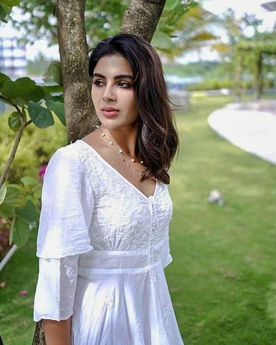 வெள்ளை கொள்ளை போகுதே... சம்யுக்தா மேனன்!