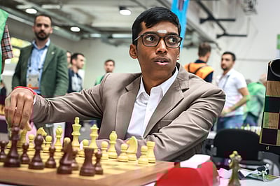 தங்கத்தை நெருங்கும் ஆடவா் அணி: மகளிருக்கு முதல் தோல்வி