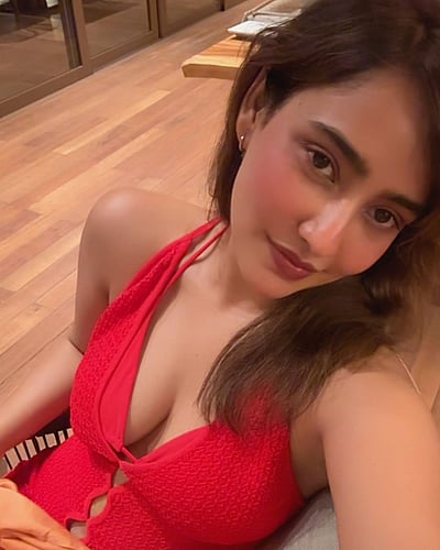 ஒரு வாரம் கழிந்தது... நேஹா சர்மா!