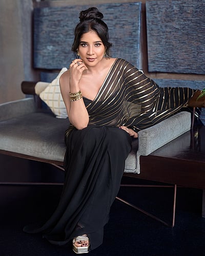 தங்கச் சரகுகளோடும்... சாக்‌ஷி அகர்வால்!