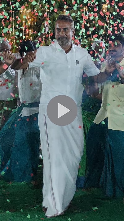 கும்மி நடனமாடிய  முன்னாள் அமைச்சர் எஸ்.பி.வேலுமணி