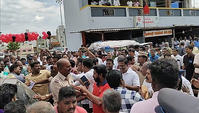 பென்னாகரம் பேருந்து நிலைய நுழைவு வாயிலுக்கு நிதி ஒதுக்கியது திமுக வா?, பாமக வா? - பாமகவினர் தர்ணா