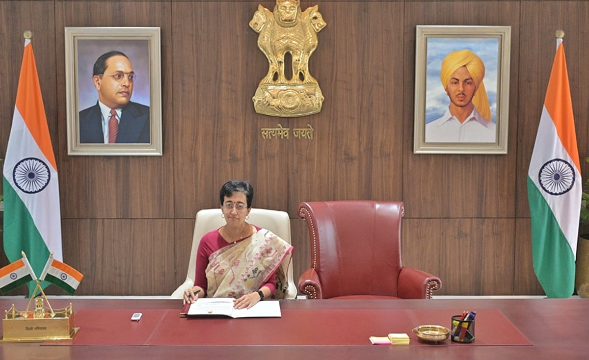 கேஜரிவாலின் நாற்காலியுடன் பதவியேற்ற தில்லி முதல்வா் அதிஷி