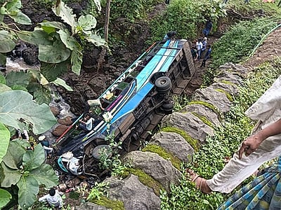 மகாராஷ்டிரத்தில் 30 அடி  பள்ளத்தில் பேருந்து கவிழ்ந்தது: 4 பேர் பலி