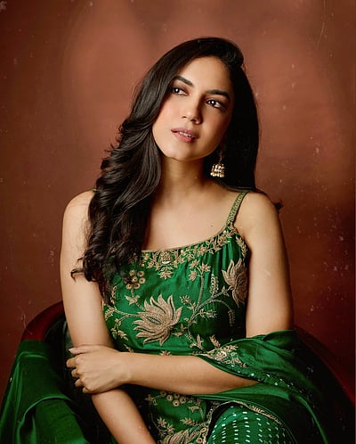 பச்சைக் கிளி... ரிது வர்மா!