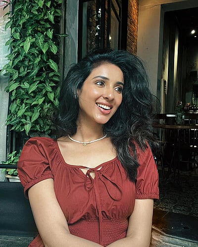 ஊர் சுற்றிப் பறவை... ரியா சுமன்!