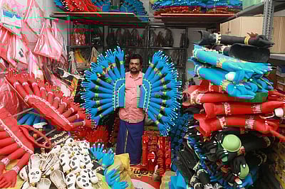 நெல்லையில்  குவிந்த தசரா வேட பொருள்கள்