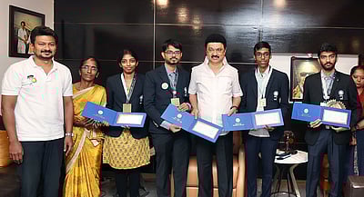 செஸ் ஒலிம்பியாட்டில் தங்கம் வென்றவர்களுக்கு பரிசு - புகைப்படங்கள்