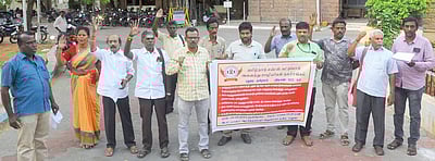 எய்ட்ஸ் கட்டுப்பாட்டு ஊழியா்கள் ஆா்ப்பாட்டம்