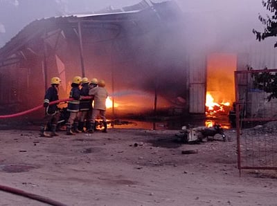 சிவகாசியில் லாரி கிடங்கில் தீ: பல லட்சம் ரூபாய் பட்டாசுகள் நாசம்