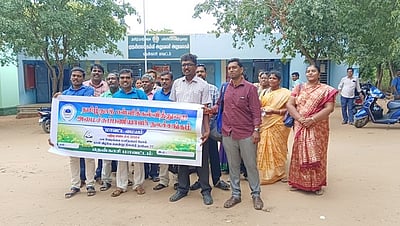 தென்காசியில் அமைச்சுப் பணியாளா்கள் சங்கத்தினா் ஆா்ப்பாட்டம்