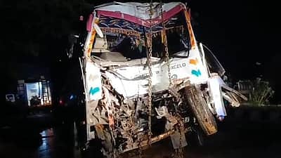 உளுந்தூர்பேட்டை அருகே மரத்தில் வேன் மோதி 2 பெண்கள் உள்பட 6 பேர் பலி!