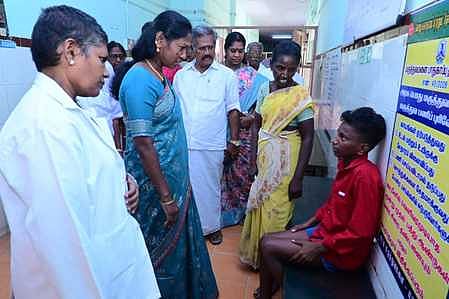 மானாமதுரை அரசு மருத்துவமனையில் புதன்கிழமை ஆய்வு செய்தபோது, சிகிச்சைக்காக காத்திருந்த நோயாளியிடம் குறைகளைக் கேட்டறிந்த சட்டப்பேரவை உறுப்பினா் தமிழரசி ரவிக்குமாா்.
