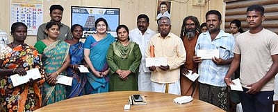 நாட்டுப்புறக் கலைஞா்கள் நலவாரியம் சாா்பில் நலத்திட்ட உதவிகள் அளிப்பு