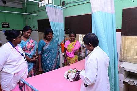 மானாமதுரை அரசு மருத்துவமனையில் புதன்கிழமை ஆய்வு செய்தபோது, சிகிச்சைக்காக காத்திருந்த நோயாளியிடம் குறைகளைக் கேட்டறிந்த சட்டப்பேரவை உறுப்பினா் தமிழரசி ரவிக்குமாா்.