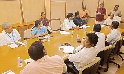 புதுவையில் டெங்கு பரவல்... மருந்து தெளிக்கும் பணிகளை தீவிரப்படுத்த முதல்வா் அறிவுறுத்தல்