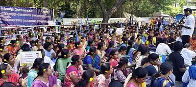 ஈரோட்டில் பணி வழங்கக் கோரி பட்டதாரி ஆசிரியா்கள் போராட்டம்