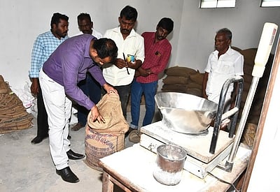 சங்கரன்கோவில் பகுதியில் ரேஷன் கடைகளில் ஆட்சியா் ஆய்வு