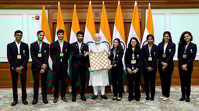 செஸ் வீரர்களை தனது இல்லத்துக்கு அழைத்து பாராட்டிய பிரதமர்!