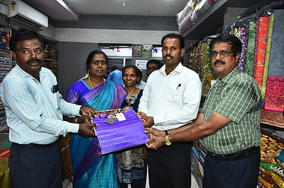 தென்காசி கோ -ஆப்டெக்ஸ் நிறுவனத்தில் ரூ. 1 கோடிக்கு விற்பனை இலக்கு: ஆட்சியா்