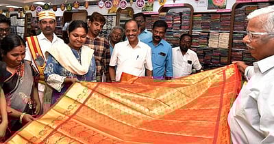 தஞ்சாவூா் கோ ஆப் டெக்ஸில் தீபாவளி விற்பனை தொடக்கம்